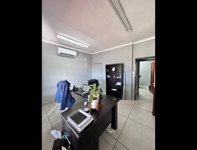 450M² BUSINESS FOR SALE IN DIE HEUWEL EXT 4